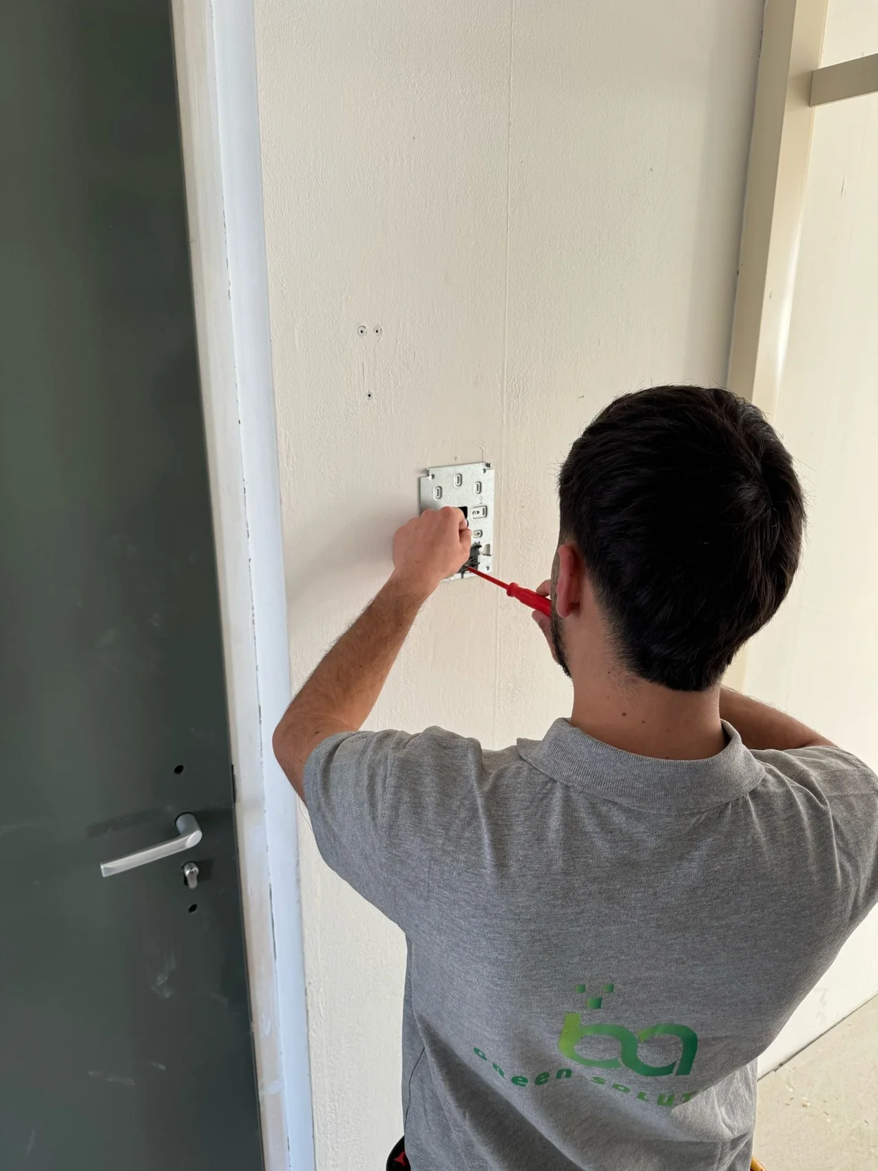 B&A monteur werkt aan installatiepunt bij deur